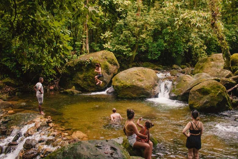 Pausa para se refrescar na piscina natural