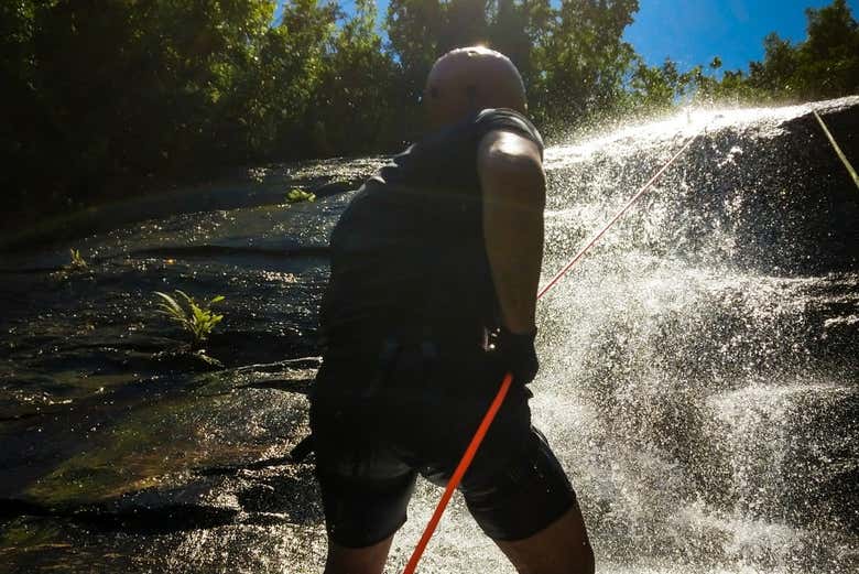 Segurando a corda para fazer rapel na cachoeira