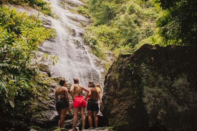 Contemplando a cachoeira
