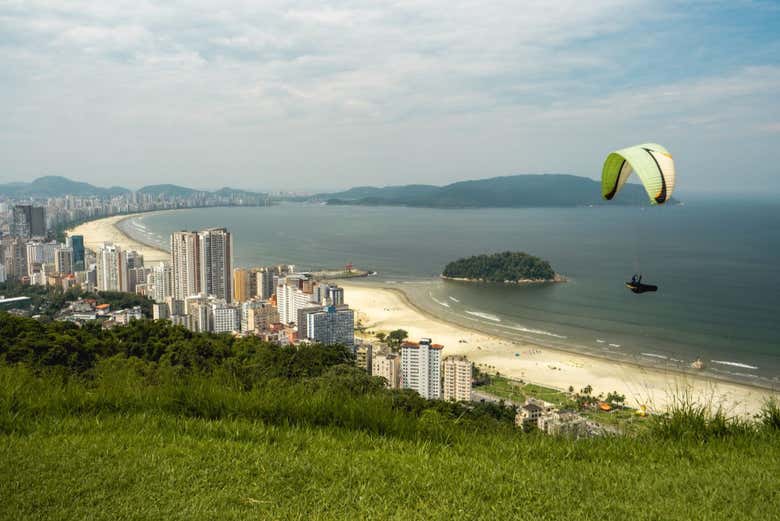 Sobrevolando el paisaje costero 