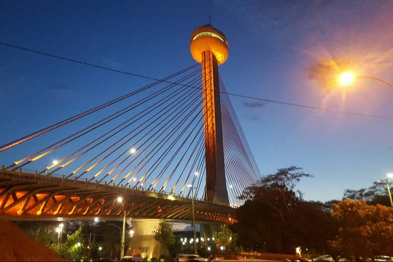 Cae la noche sobre el Ponte Estaiada Isidoro França