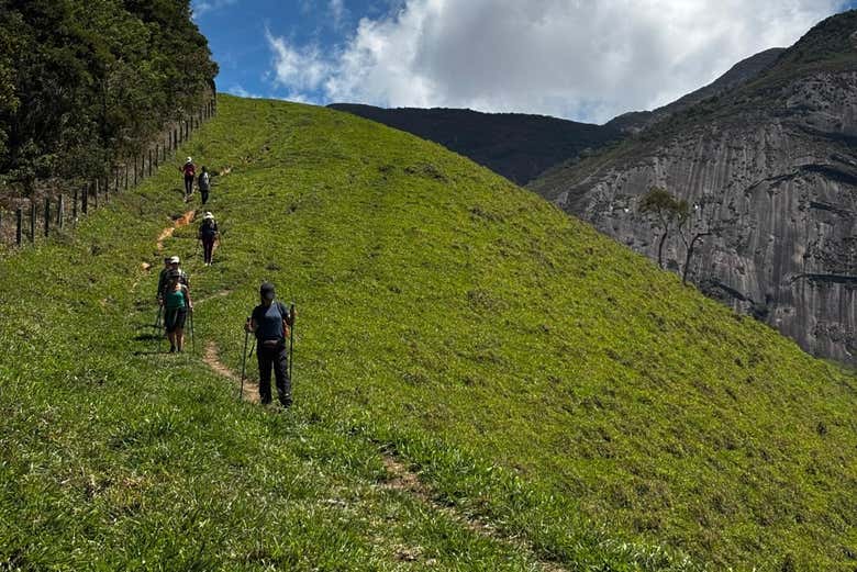 Pasando por crestas montañosas 