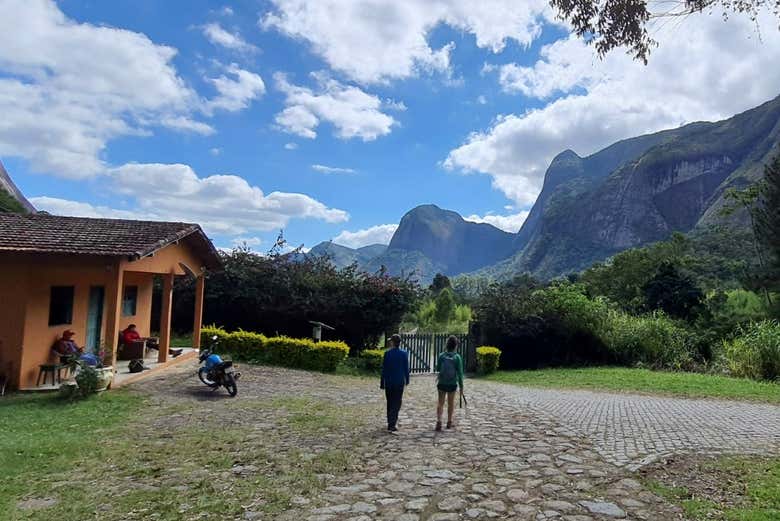 Saliendo de uno de los refugios de Valle de los Dioses