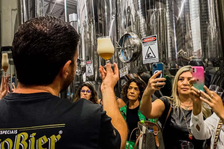 Atendiendo a las explicaciones del guía