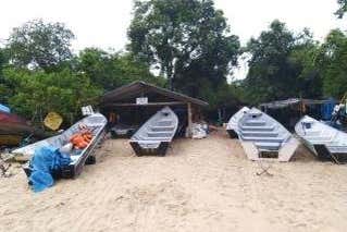 Barcos na praia do Prumirim