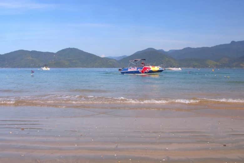 Passeio de lancha pelo lado sul de Ubatuba