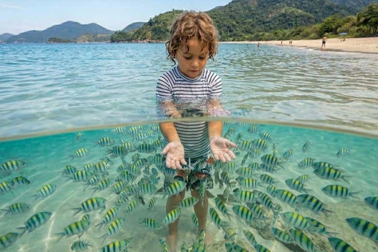 Un niño en las cristalinas aguas de isla Anchieta