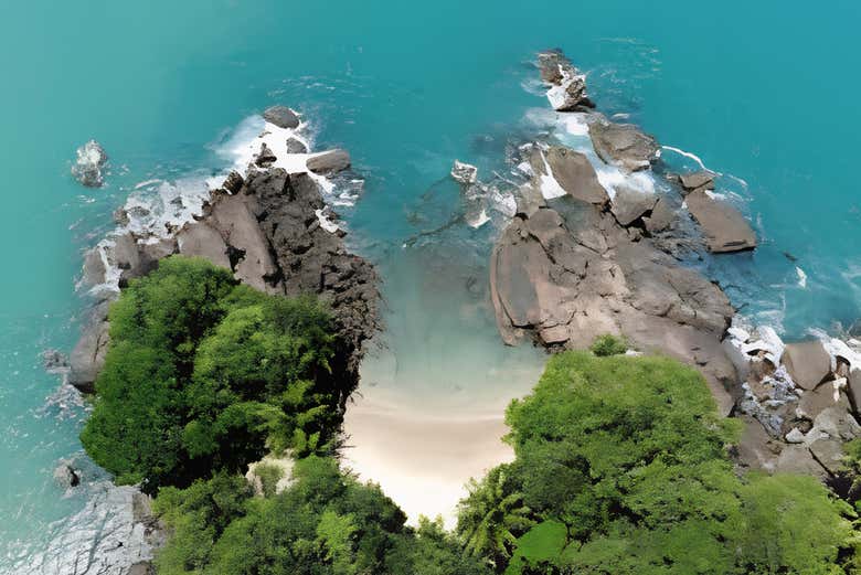 Vistas aéreas de una playa desierta de Ubatuba