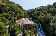 Randonnée à travers les cascades d'Ubatuba