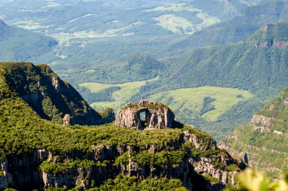 Trilha pela Pedra Furada