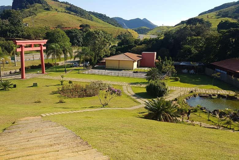 Plaza y puerta Torii