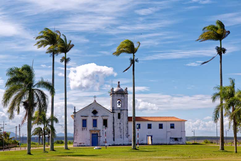 Panorámica de la iglesia de los Reyes Magos y sus palmeras