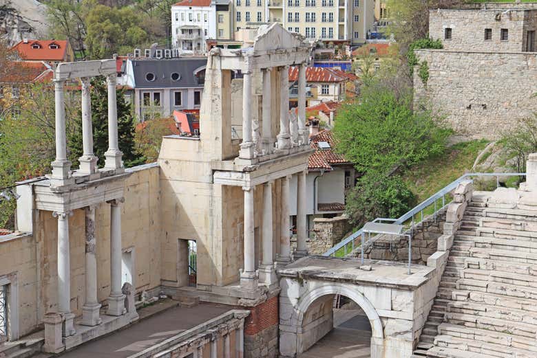 Contemplando el imponente teatro romano de Plovdiv