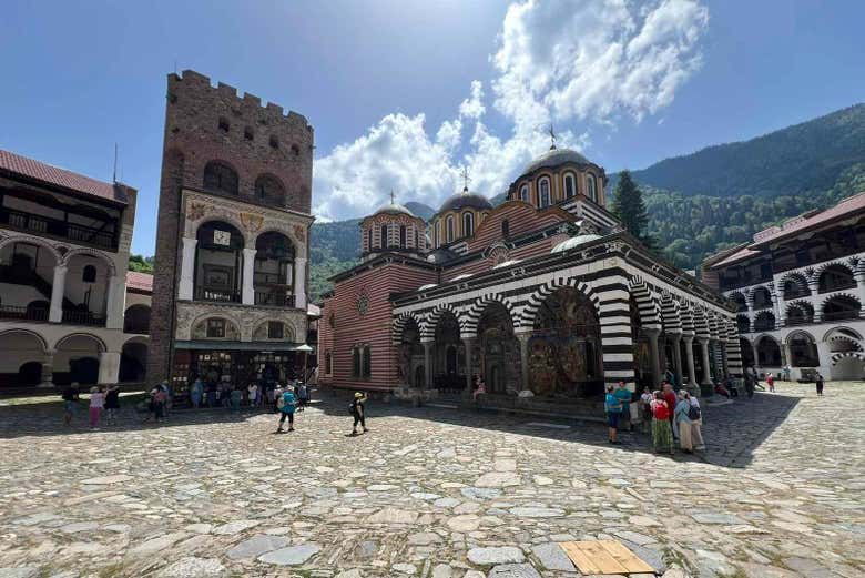 El grupo en el exterior del Monasterio de Rila