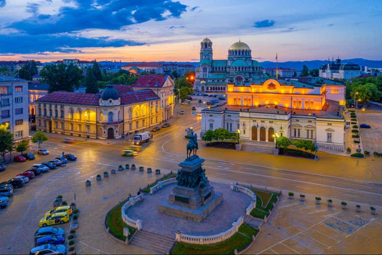 Monumentos de Sofía iluminados al anochecer