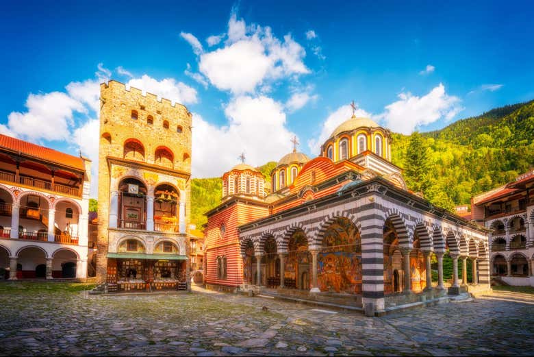 Panorámica del Monasterio de Rila en una tarde soleada