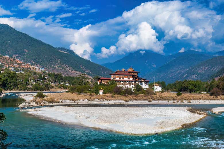 Il fiume Chhu con il Punhakha Dzong sullo sfondo