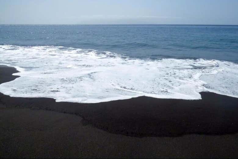 Une plage de sable noir volcanique