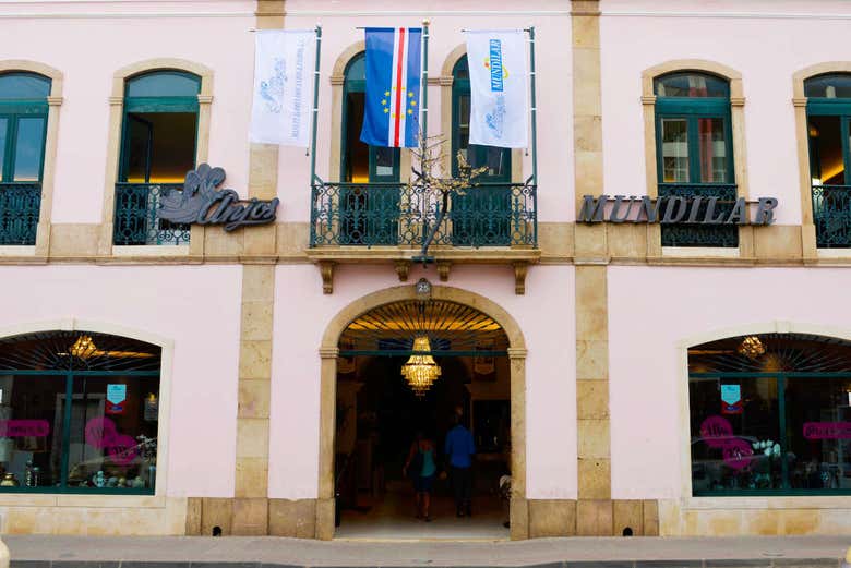 Edificio colonial en la calle principal de Plateau