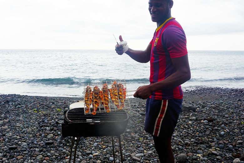 Cocinando la parrillada de pescado