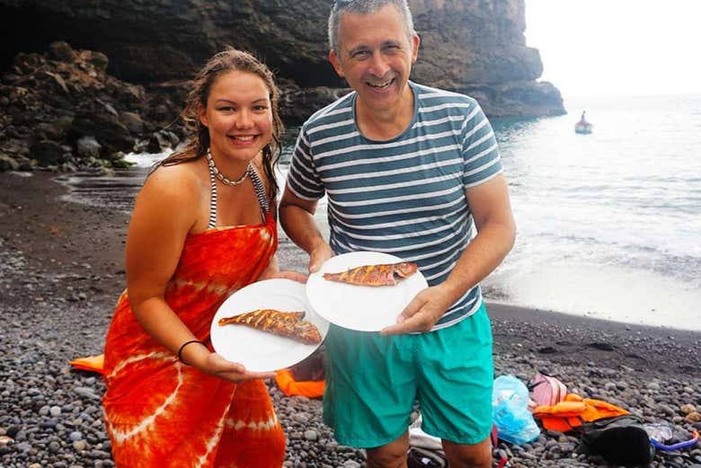 Disfrutando de la parrillada de pescado
