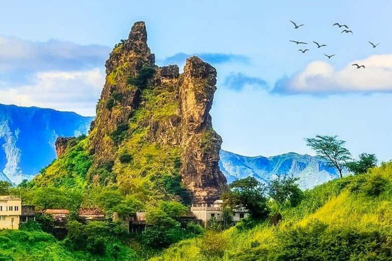 Verdes formaciones rocosas de la isla