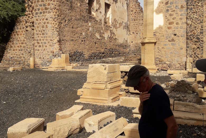 Visitando las ruinas de la Catedral