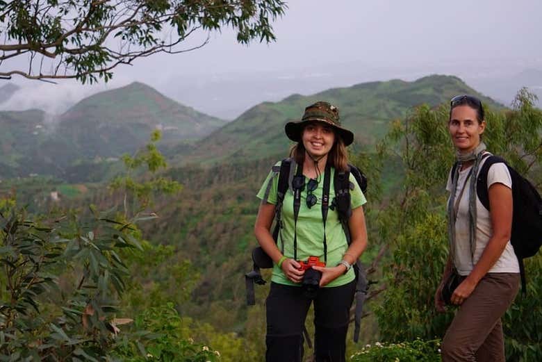 Dos amigas realizando la ruta de trekking