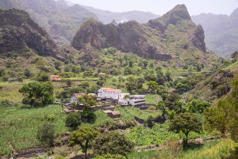 A ilha de Santo Antão se destaca pelas suas verdes paisagens