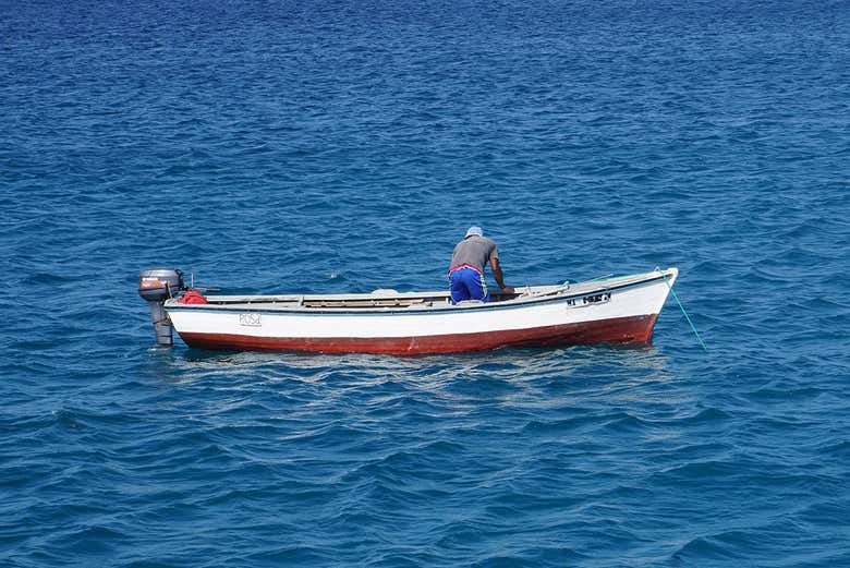 Un bateau sur la plage de Santa Monica