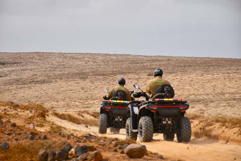 Disfrutando del tour en quad por el desierto de Viana