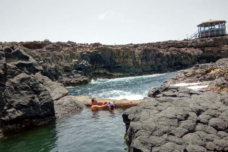 Un refrescante baño en las salinas