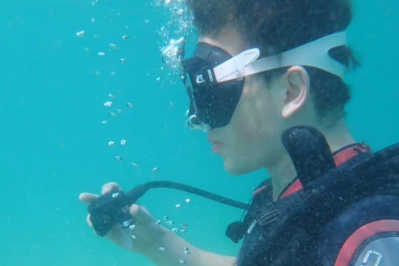 Mujer practicando submarinismo en la Isla del Sal