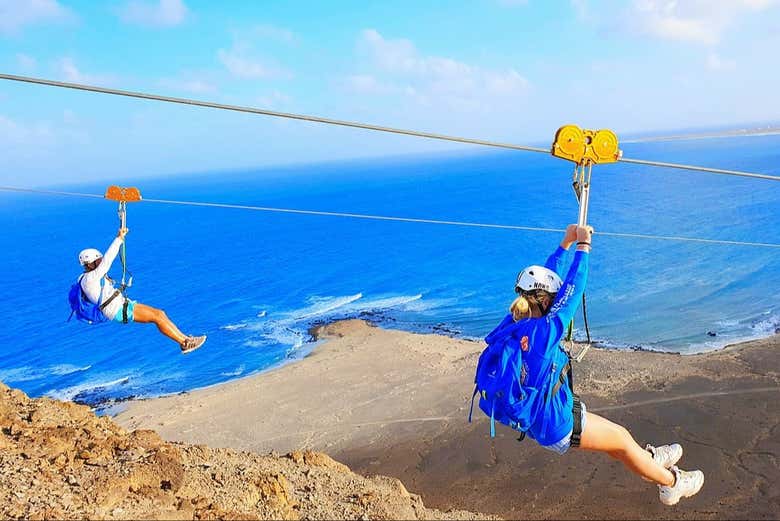 Deslizando pelas tirolesas na Ilha do Sal