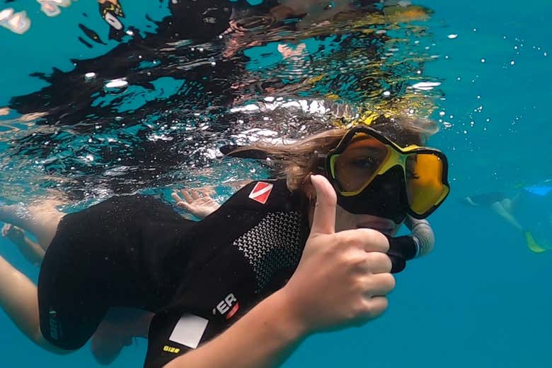 Disfrutando de la actividad de snorkel
