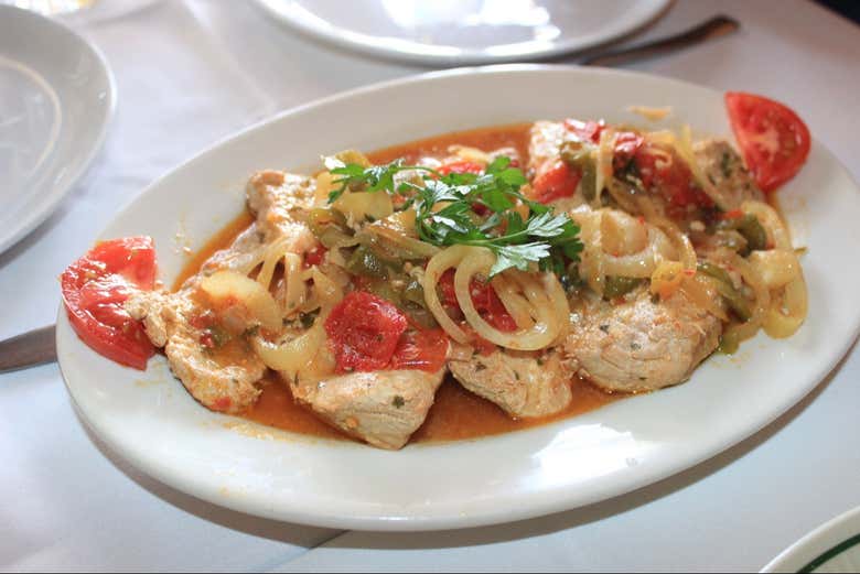 Plato a base de pollo