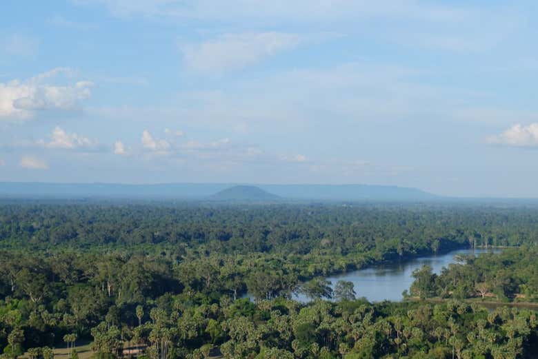 Vistas de um lago em Angkor 