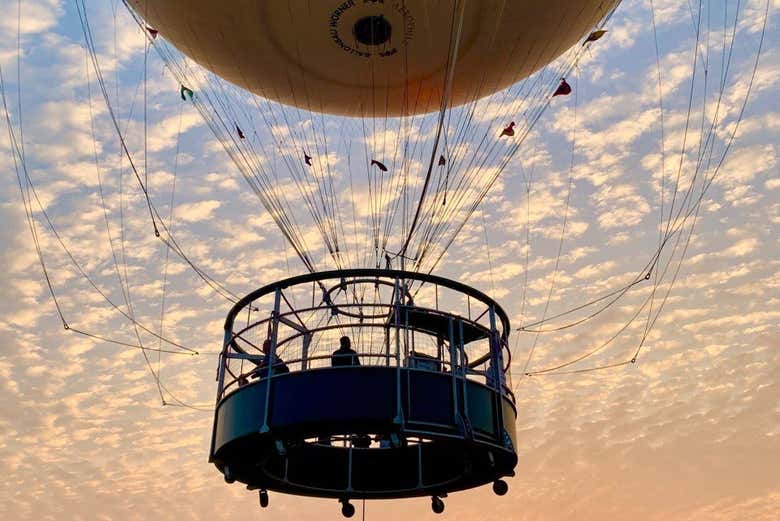 No Angkor Balloon ao entardecer