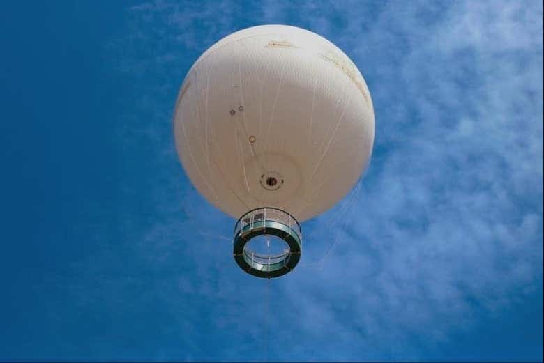 L'Angkor Balloon sospeso in aria
