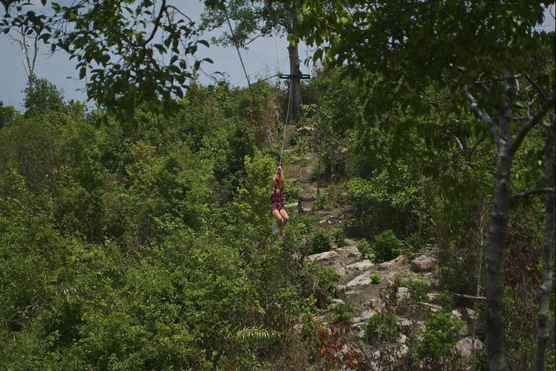 Bajando por una de las tirolinas
