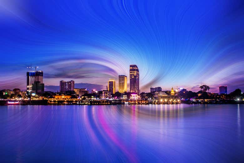 See Nom Pen as night falls over the city