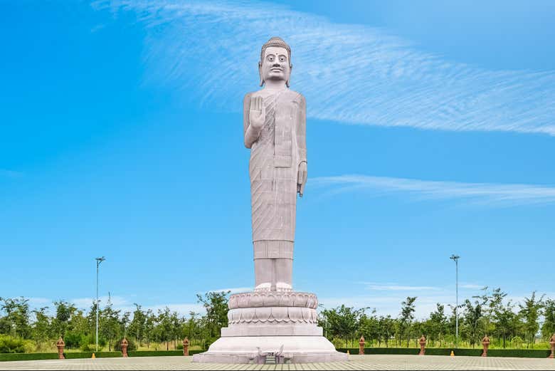 Buda de pie en Vipassana Dhurak