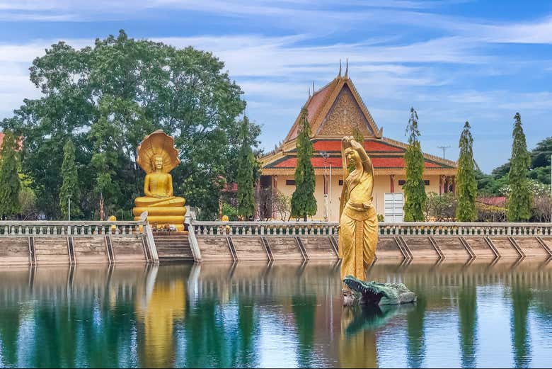 Estanque y esculturas en Vipassana Dhurak