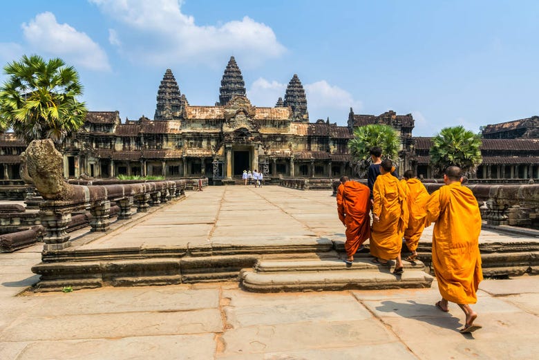 Monges entrando em Angkor Wat