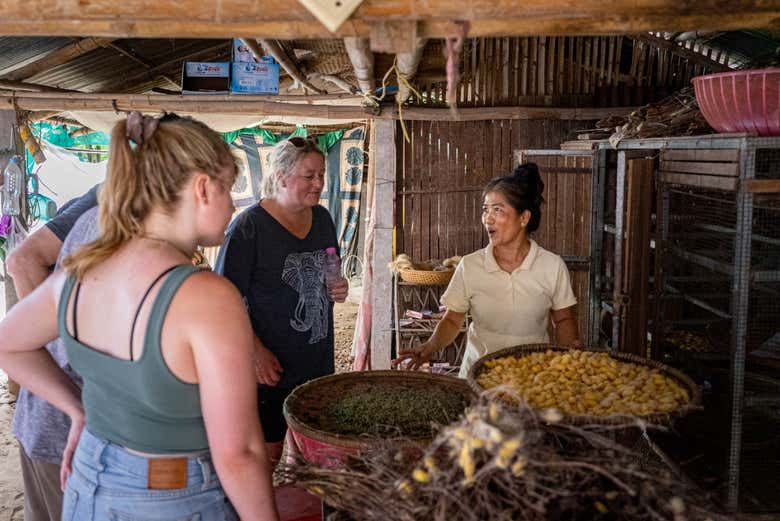 Escuchando atentos las explicaciones