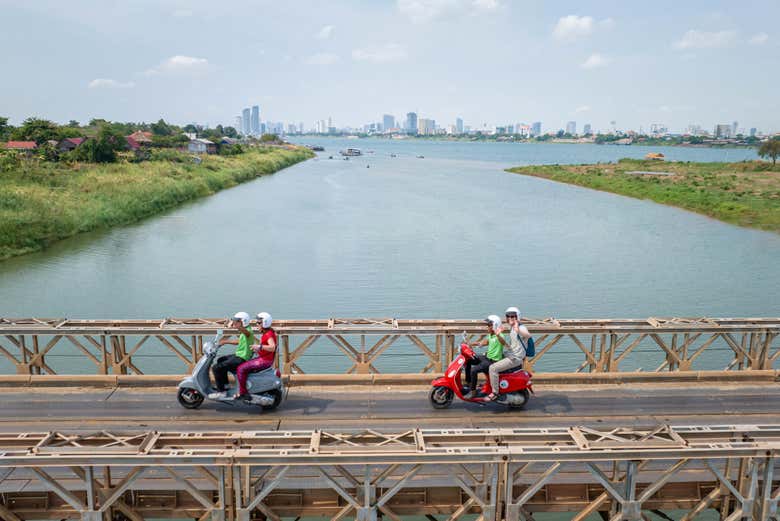 Contemplando desde las vespas las orillas del río Mekong