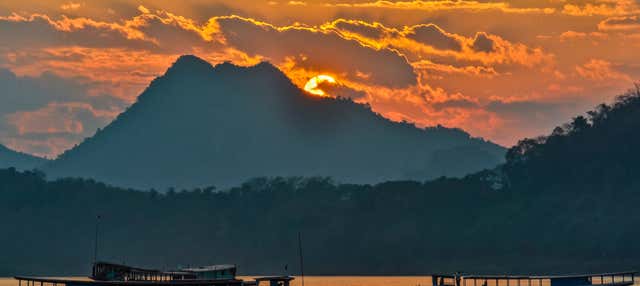 Paseo en barco al atardecer por el río Mekong
