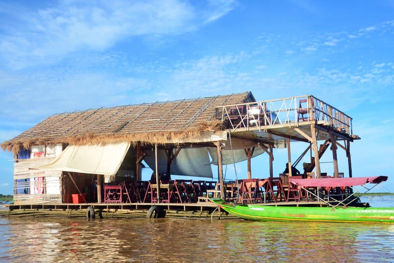 Una casa galleggiante a Chong Kneas