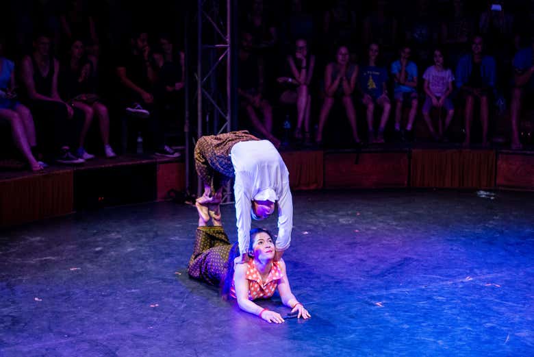 Deux des acteurs de Phare, The Cambodian Circus
