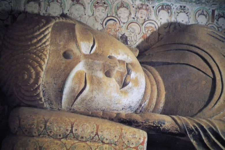 Buda gigante reclinado